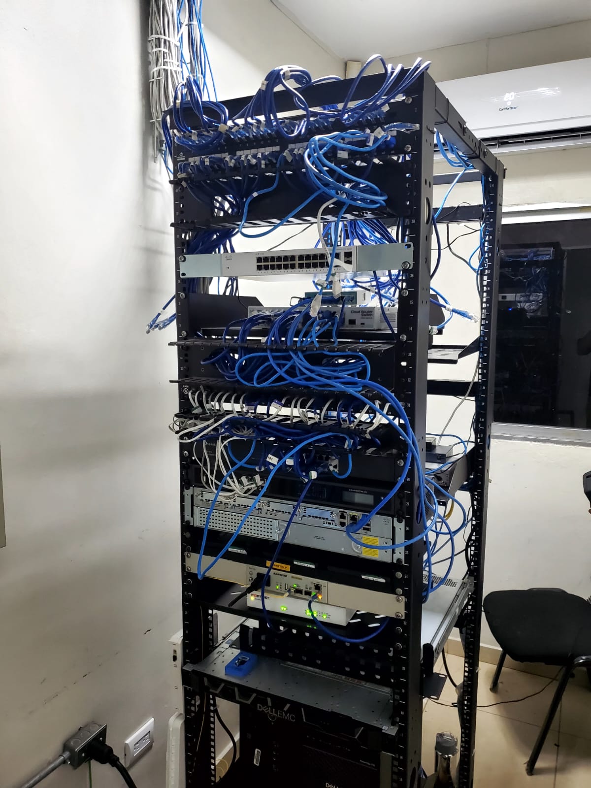 Vista del rack antes de organizar
